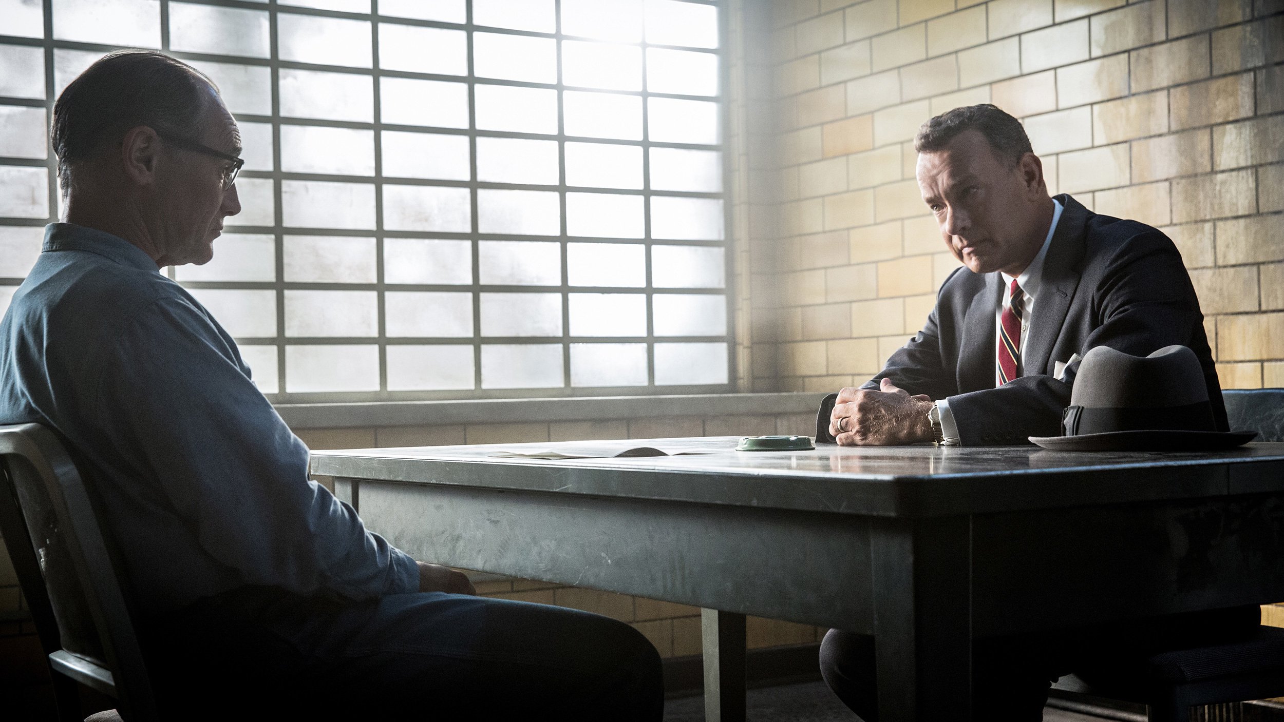 Tom Hanks interpreta a James Donovan, un abogado al que le han encargado defender a un espía de la Unión Soviética en plena Guerra Fría.