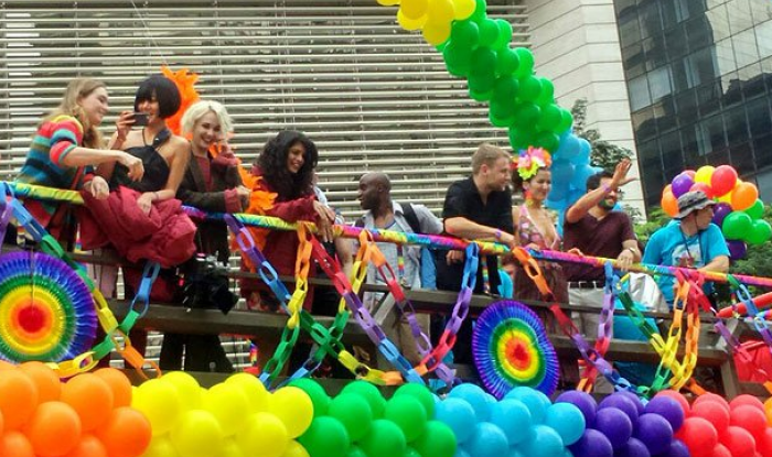 Sense8 ha rodado en el Desfile del Orgullo Gay de Sao Paulo para su segunda temporada. Los actores y las cuentas oficiales de la serie han publicado diversas fotografías, en cada una de las cuales se va al reparto disfrutar de lo que estaban haciendo, mostrando así un compromiso con lo que cuenta su serie y con parte de su público.