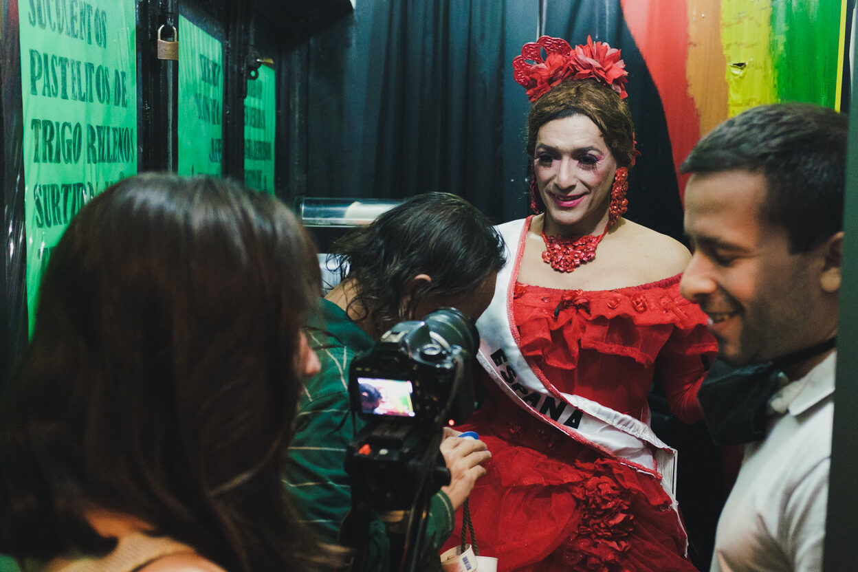 Drag Queen con vestido de Sevillanas y peineta en un bar gay a puerta cerrada de Caracas.
