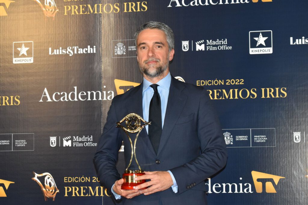 Carlos Franganillo posa con el Iris a Mejor Presentador de Informativos