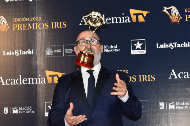 Javier Cámara posa con el Premio Iris a Mejor Actor