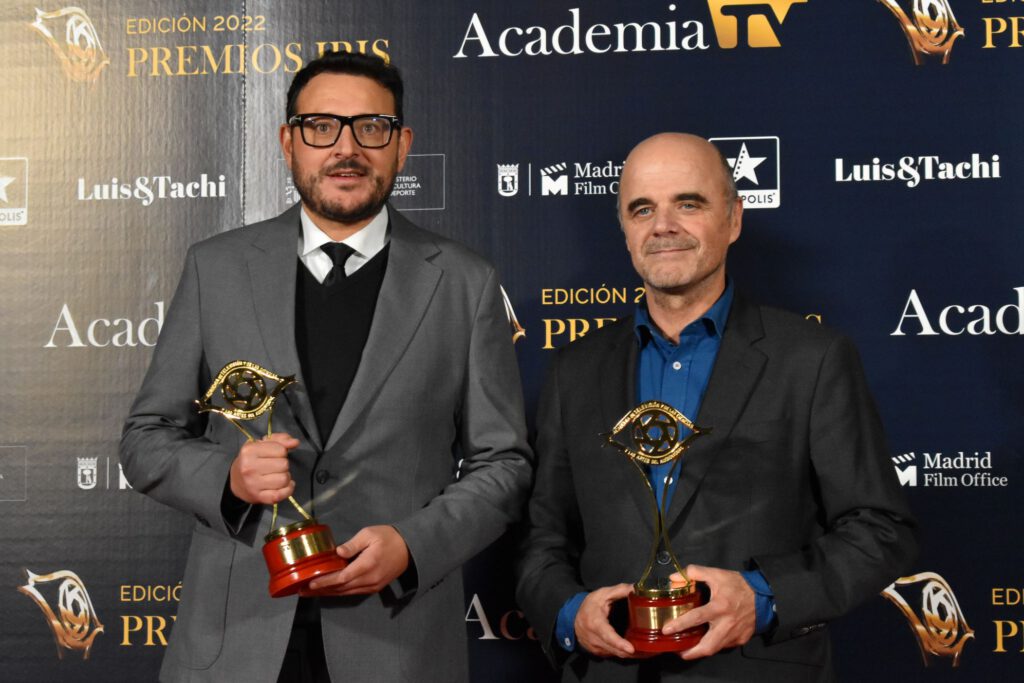 Dani de la Torre e Ignacio Corrales posan con sus Premios Iris 