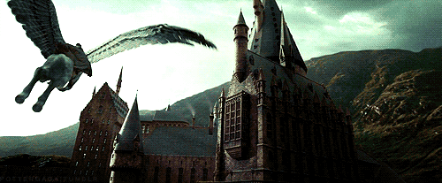El Hipogrifo BuckBeak vuela sobre el castillo de Hogwarts de Harry Potter.
