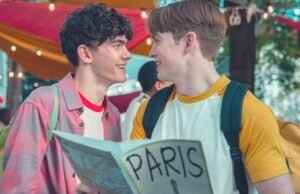 Los personajes principales de Heartstopper, Charlie y Nick, en una escena de la serie.