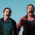 Scoot McNairy y James McAvoy en 'No hables con extraños'.