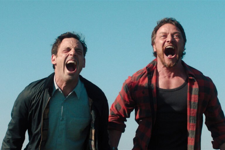 Scoot McNairy y James McAvoy en 'No hables con extraños'.