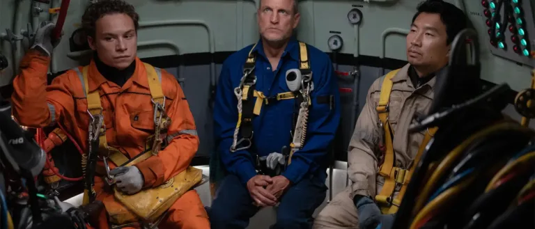 Fotograma de Sin oxígeno, con Woody Harrelson, Finn Cole y Simu Liu. Dark Castle Entertainment