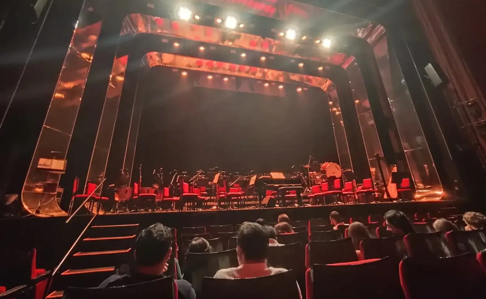 Imagen del escenario del Teatro Capitol de Madrid, todavía vació, antes del concierto tributo a John Williams.
