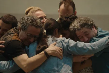 Fotograma de 'El canto de las manos blancas'.