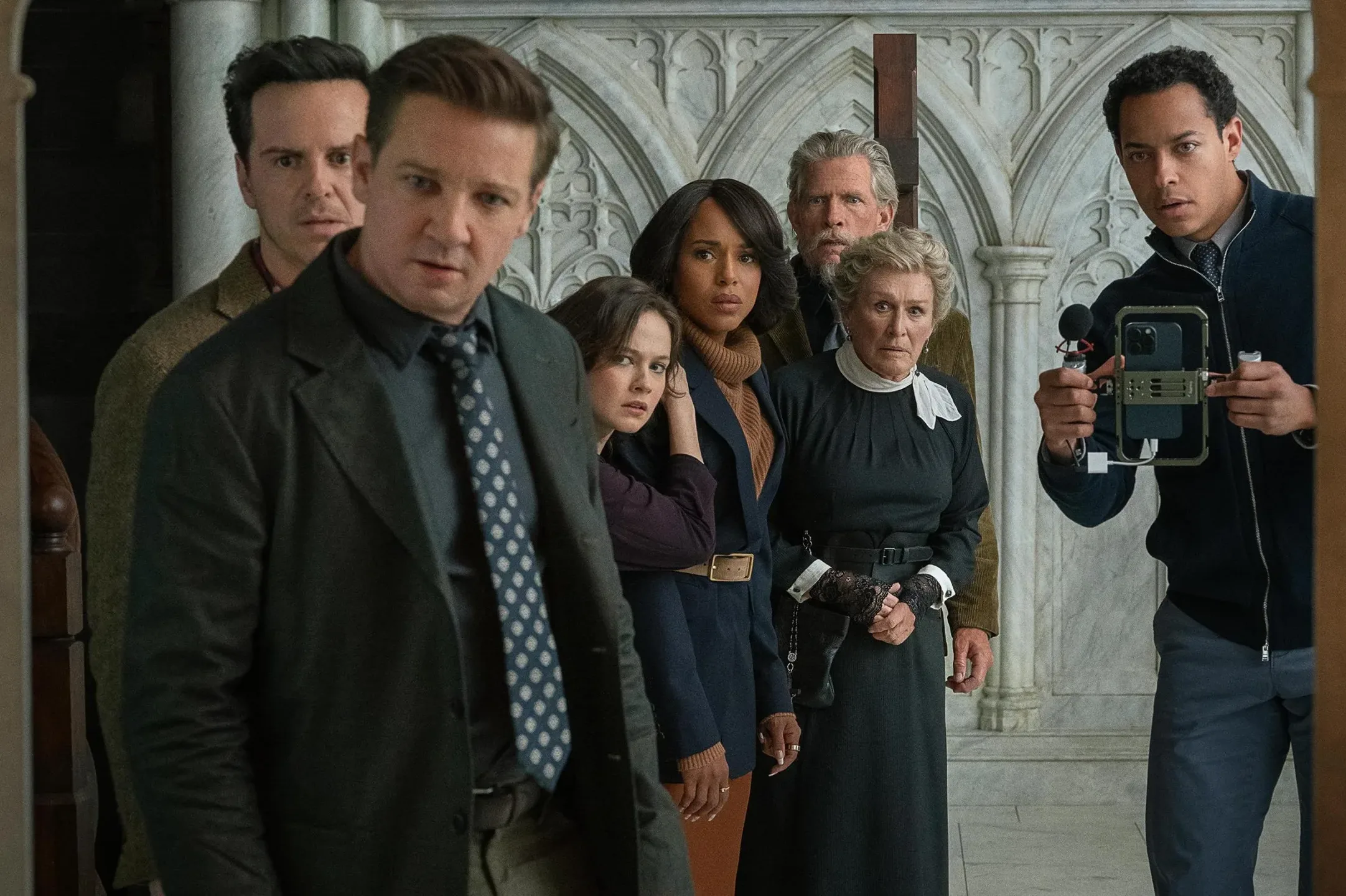 critica-punales-por-la-espalda-de-entre-los-muertos