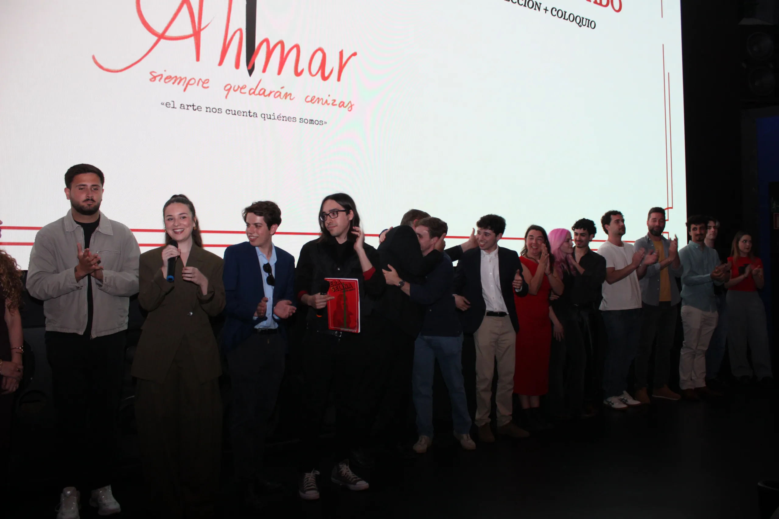 El equipo de 'Ahmar: Siempre quedarán cenizas' tras su proyección en salas