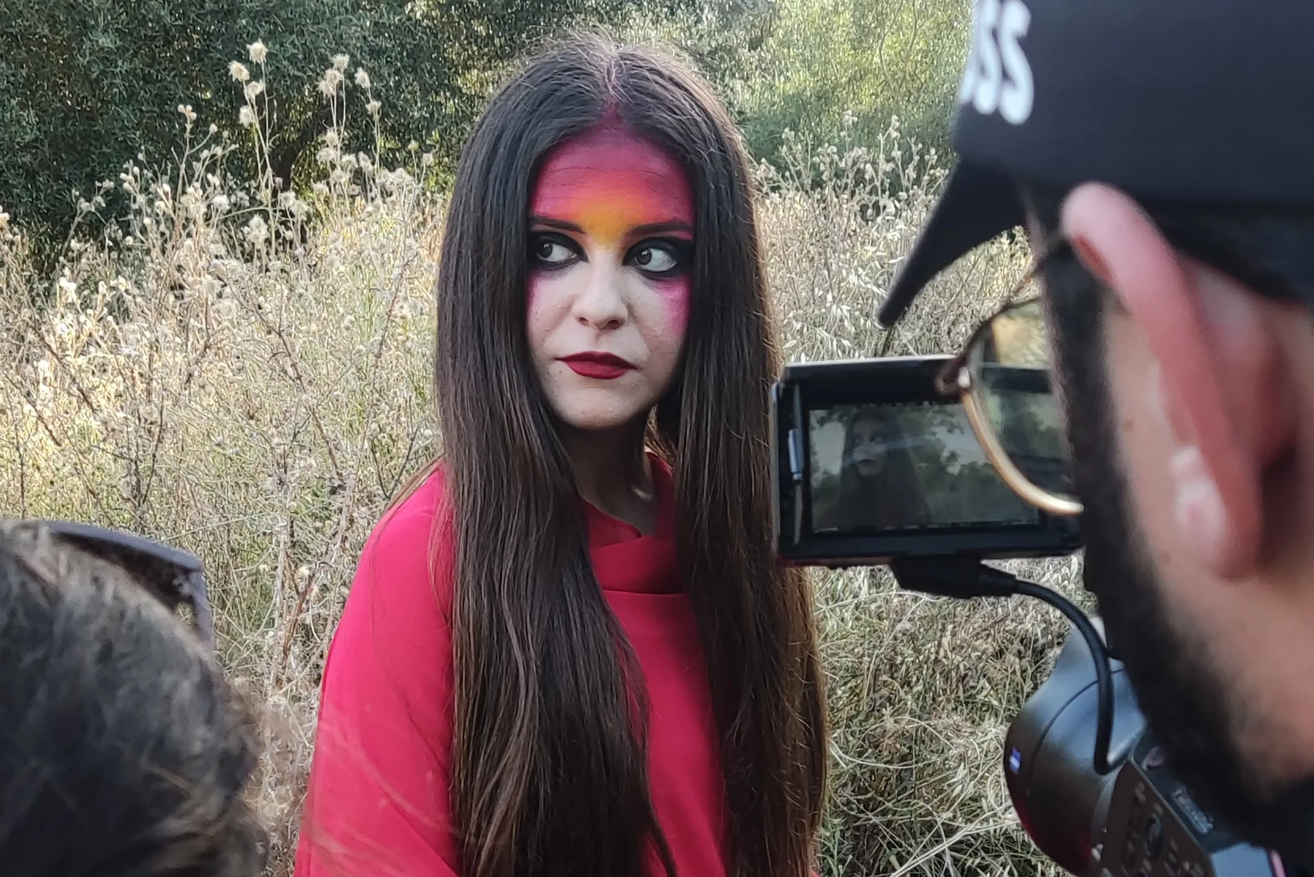 Foto de María bernal en el rodaje de 'Ahmar: Siempre quedarán cenizas'