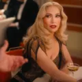 el-beso-de-la-mujer-arana-jennifer-lopez