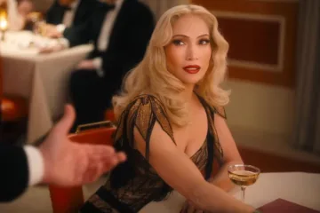el-beso-de-la-mujer-arana-jennifer-lopez