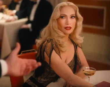 el-beso-de-la-mujer-arana-jennifer-lopez