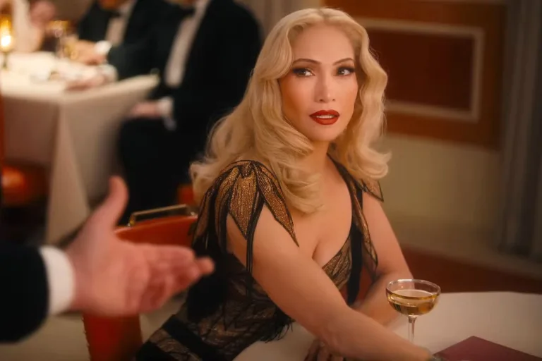 el-beso-de-la-mujer-arana-jennifer-lopez