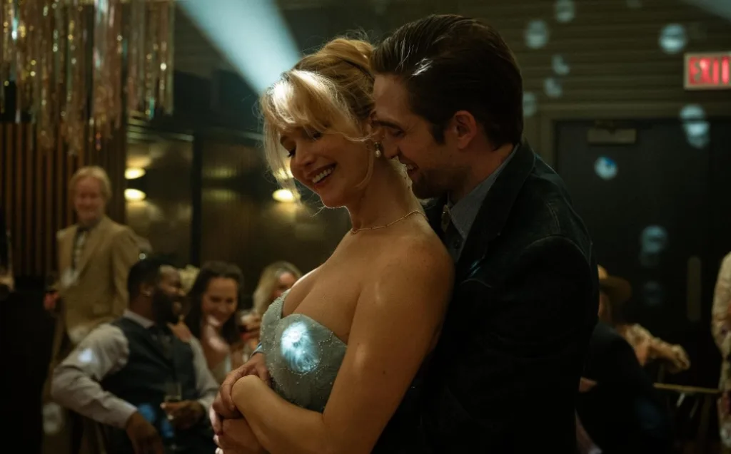 Jennifer Lawrence y Robert Pattinson en 'Die my love'