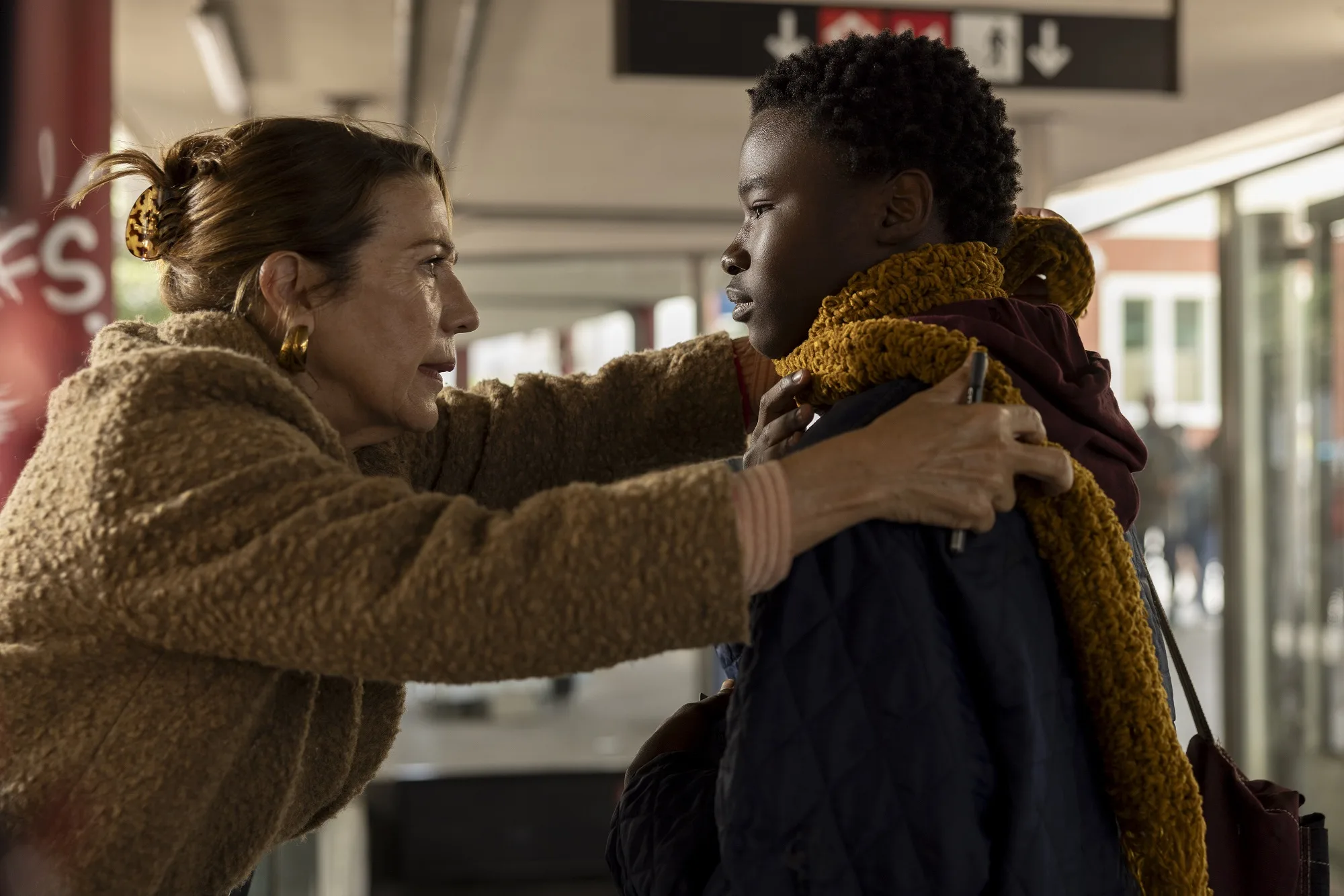Fotograma de 'Viaje al país de los blancos' con Emma Vilarasau (Montse) y Benjamin Adams (Ousman Umar adolescente)