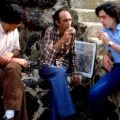 Chicho y Fernando Trueba conversan en un fotograma de Chicho o Mientras el cuerpo aguante.