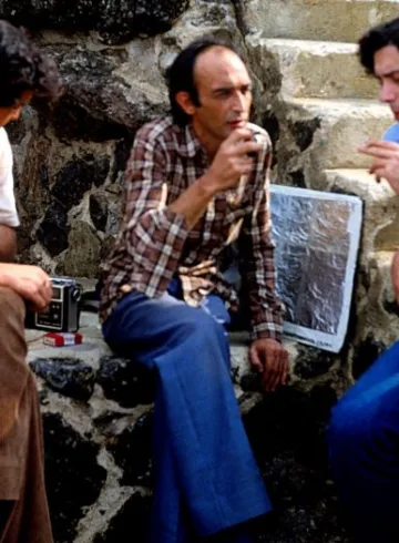 Chicho y Fernando Trueba conversan en un fotograma de Chicho o Mientras el cuerpo aguante.