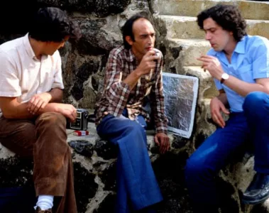 Chicho y Fernando Trueba conversan en un fotograma de Chicho o Mientras el cuerpo aguante.