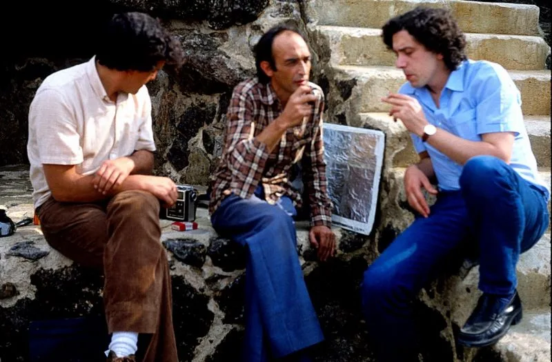 Chicho y Fernando Trueba conversan en un fotograma de Chicho o Mientras el cuerpo aguante.